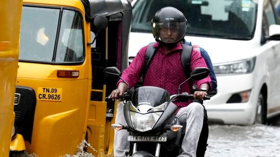 இன்று தமிழகத்தில் இடி மின்னலுடன் கூடிய லேசானது முதல் மிதமான மழை பெய்யக்கூடும்!