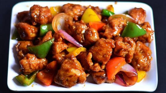 Chilly Chicken : மாதம்பட்டி ரங்கராஜ் ஸ்பெஷல் சில்லி சிக்கன்! குழந்தைகள் விரும்பும் சூப்பர் ஸ்னாக்ஸ் ரெசிபி இதோ!