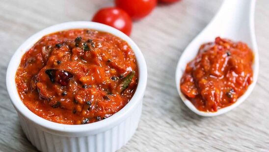 Tomato Thokku : தின்னத்தின்ன தெவிட்டாத சுவையில், இப்படி ஒருமுறை தக்காளி தொக்கு செஞ்சு பாருங்க!