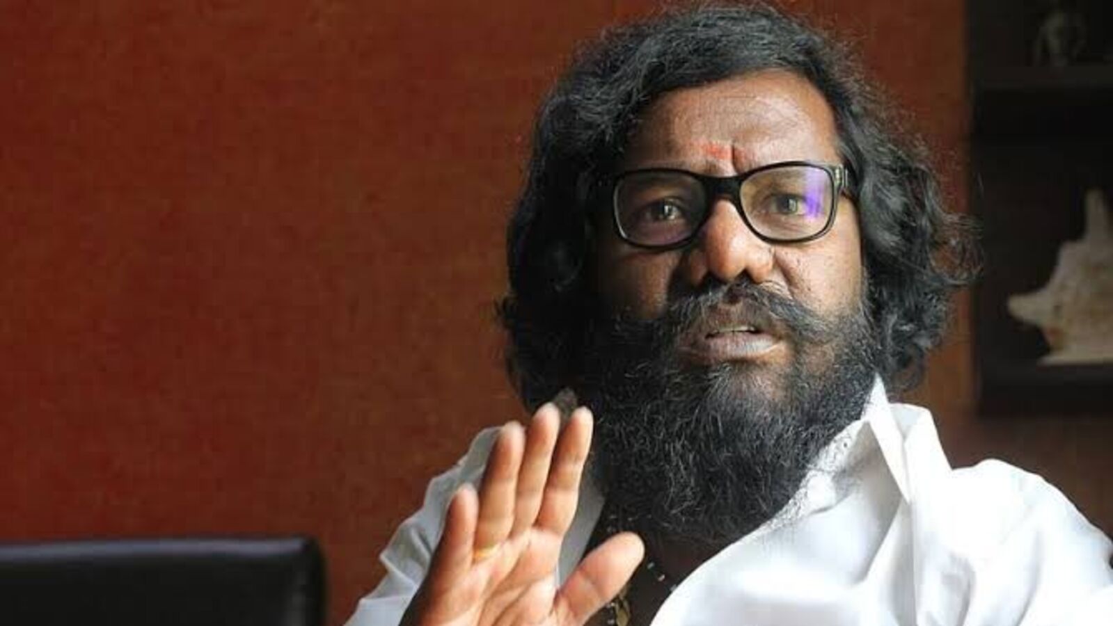 Karunas: கருணாஸ் பையில் 40 துப்பாக்கி குண்டுகள்.. விமான நிலையத்தில் பெரும் பரபரப்பு!