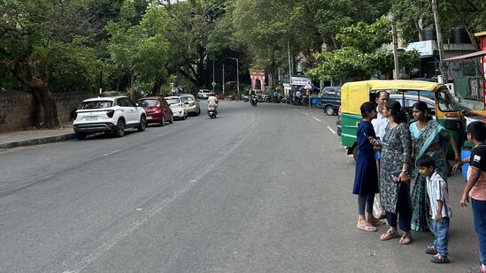 பெங்களூருவில் குழந்தைகளுடன் வீட்டை விட்டு வெளியே வந்து குடும்பத்தினர், மழை பெய்ய இருந்ததால் மீண்டும் வீடு திரும்ப ஆயத்தமானார்கள்.