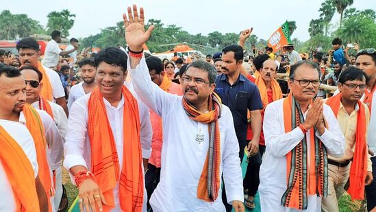 BJP in odisha: மொத்தமுள்ள 21 மக்களவைத் தொகுதிகளில் பாஜக 17 இடங்களிலும், பிஜூ ஜனதா தளம் 3 இடங்களிலும் முன்னிலை வகிக்கின்றன. காங்கிரஸ் ஒரு தொகுதியில் முன்னிலை வகித்தது. ஒடிசாவில் சட்டசபைத் தேர்தலும் நடத்தப்பட்டது.