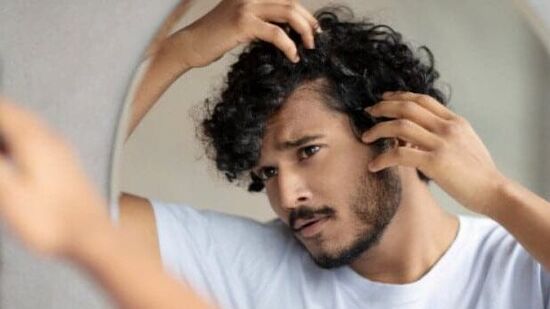 இளநரை, தலை முடி உதிர்வு பலருக்கும் பெரும் தொல்லை தரும் விஷயமாகவே உள்ளது. அதிலும் இளவயதினருக்கு மன உளைச்சலை ஏற்படுத்துவதாகவே இது அமைந்துள்ளது. நரைமுடியை போக்க டை போன்ற சாயங்கள் பூச நேரிடுகிறது. இதன் தாக்கத்தால் தலைமுடி மேலும் வெளுப்பாவதுடன், வறட்சி அடைந்து வலுவிழக்கிறது