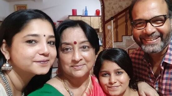 பதிவிடுவது இல்லைகுடும்பத்தோடு சென்று ஒரு புகைப்படத்தை சோசியல் மீடியாவில் பதிவிட்டால், அன்றைய தினம் கண்ணு பட்டு ஏதாவது நடந்து விடும். அதனால் தான் நான் சோசியல் மீடியாவில் என்னுடைய குடும்பம் சம்பந்தமான புகைப்படங்களை பதிவிடுவது இல்லை” என்று பேசினார்.