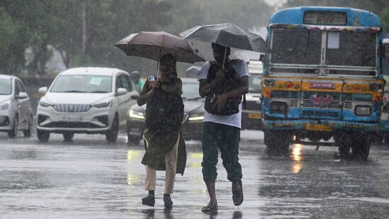 07.06.2024: தமிழகத்தில் &nbsp;ஒருசில இடங்களிலும், புதுவை &nbsp;மற்றும் காரைக்கால் பகுதிகளிலும் இடி மின்னல் மற்றும் பலத்த காற்றுடன் (மணிக்கு 30 கிலோமீட்டர் முதல் 40 கிலோமீட்டர் வரை) லேசானது முதல் மிதமான மழை &nbsp;பெய்யக்கூடும்.. &nbsp;