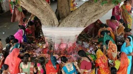 பின்வருவனவற்றை ஆலமரத்திற்கு அர்ப்பணிக்கவும்: &nbsp;வாத சாவித்ரி விரத நாளில், பசும்பாலை தண்ணீரில் கலந்து ஆலமரத்திற்கு அர்ப்பணிக்கவும். இந்த ஆலமரத்தில் மகாவிஷ்ணு, சிவன், பிரம்மா ஆகிய மூவரும் வசிப்பதாக ஐதீகம்.&nbsp;