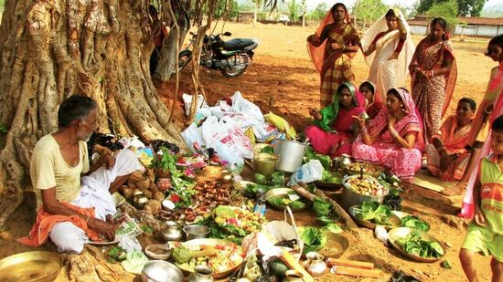 ஜ்யேஷ்ட / வைசாக மாதத்தின் அமாவாசை நாளிலும், ஜ்யேஷ்ட மாதத்தின் பௌர்ணமி நாளிலும் வாத சாவித்ரி விரதம் அனுசரிக்கப்படுகிறது. உத்தரபிரதேசம், டெல்லி, மத்தியப் பிரதேசம், ஹரியானா மற்றும் பஞ்சாபில் அமாவாசை&nbsp;நாளில் வாத சாவித்ரி விரதம் அனுசரிக்கப்படுகிறது.