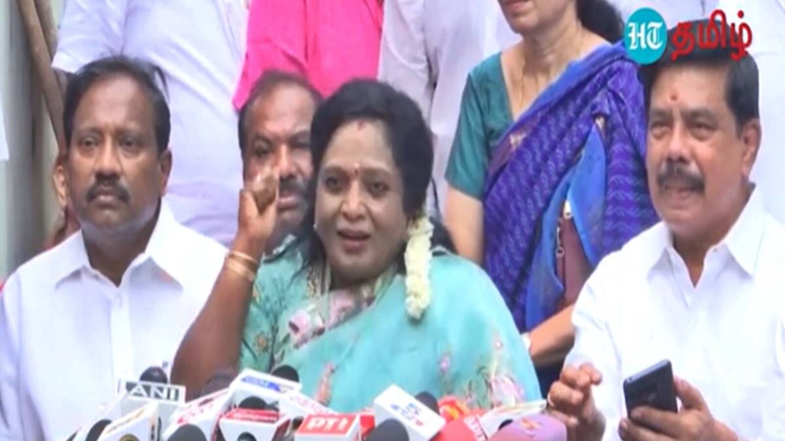 Tamilisai: "பரட்டைய என்றாலும் இது ஒரிஜினல்பா.. இணையவாசிகளை அடக்கி வையுங்கள்" - தமிழிசை ஆவேசம்!