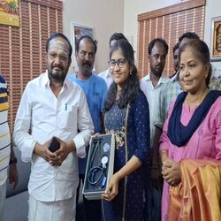 நீட் தேர்வில் முதலிடம் பிடித்து திருவண்ணாமலை மாணவி சாதனை படைத்துள்ளார்.