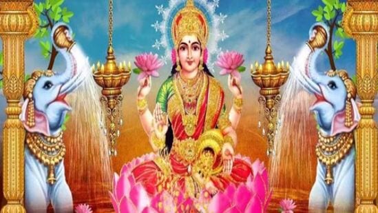 மகாலக்ஷ்மி தாயாருக்கு 'ஓம் மஹாலக்ஷ்மியே நமஹ' என்று 108 தடவை சொல்லி முடித்து ஆரத்தி காட்டவும். இந்த பூஜையை தினமும் வீட்டில் செய்வது சிறப்பாகும்.