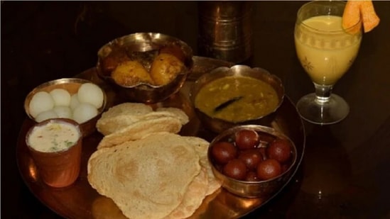 எந்த திசையை நோக்கி சாப்பிடுவது நல்லது: கிழக்கு அல்லது வடக்கு திசையை நோக்கி அமர்ந்து சாப்பிடுவது நல்லது.இந்த திசைகளில் லட்சுமி குடியிருப்பதாக நம்பப்படுகிறது. உணவுகளை நன்கு மென்று சாப்பிட வேண்டும். இதனால் ஆரோக்கியம் மேம்படும்
