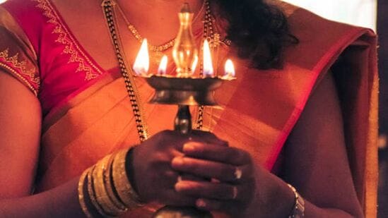 நல்லெண்ணெய் அல்லது நெய் விட்டு தீபம் ஏற்றினால், வீட்டில் பஞ்சம், பசி, கவலை, துன்பம் இருக்காது.&nbsp;