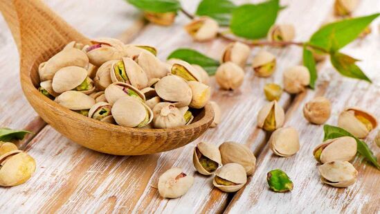 பிஸ்தாவில் வைட்டமின்கள், புரதங்கள், ஆக்ஸிஜனேற்றிகள், துத்தநாகம் மற்றும் நார்ச்சத்து நிறைந்துள்ளது. பிஸ்தா பருப்பில் உள்ள ஆரோக்கியமான கொழுப்பு அமிலங்கள் உடலுக்குத் தேவையான புரதத்தில் 40 சதவீதத்தை வழங்கும்.
