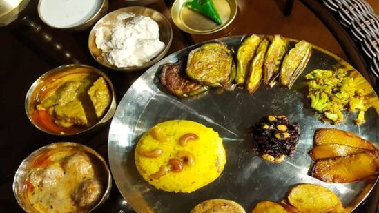 எந்த திசையில் நோக்கியவாறு சாப்பிடக்கூடாது - மேற்கு திசையை நோக்கி அமர்ந்தவாறு சாப்பிடக்கூடாது என வாஸ்து சாஸ்திரத்தில் கூறப்படுகிறது. இதை தொடர்ச்சியாக செய்து வந்தால் பொருளாதார இழப்புகள் ஏற்படலாம் எனவும் கூறப்படுகிறது. அதேபோல் தென் திசையும் எமனின் திசையாக கருதப்படுகிறது. எனவே இந்த திசையே நோக்கியவாறு சாப்பிடுவது அமங்கலமான விஷயமாக கருதப்படுகிறது
