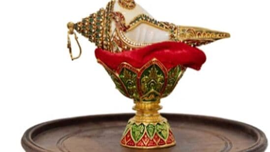 உங்கள் வீட்டில் லக்ஷ்மி கடாக்ஷத்திற்காகவும், மங்களகரமாக இருக்கவும் விளக்கு ஏற்றுவது சிறந்ததாகும்.&nbsp;