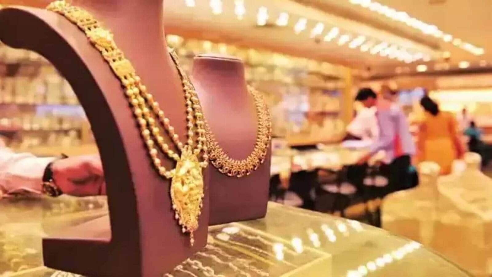 Today Gold Rate: இப்படியே போனா எப்படி.. கிடுகிடுவென உயர்ந்த தங்கம் விலை.. நகைப்பிரியர்கள் அதிர்ச்சி!