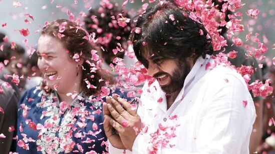 அன்னா லெஷ்னேவா ஏற்கனவே விவாகரத்து பெற்றவர். அவருக்கு பொலேனா அஞ்சனா பவோனோவா என்ற ஒரு மகள் இருக்கிறார். பவன் கல்யாண் தன்னுடைய மூன்று குழந்தைகளுடன் சேர்த்து அன்னாவின் மகளையும் வளர்க்கிறார்.