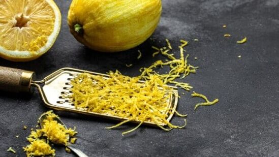 குக்கரில் சில காய்கறிகளை வேகவைக்கும் போது கருப்பு நிறம் படிகிறது. இதை தவிர்க்க வேக வைக்கும் காய்கறியுடன் கொஞ்சம் எலுமிச்சை தோல்களையும் சேர்த்தால் கருப்பு படிவது தடுக்கப்படுகிறது