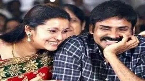 நந்தினியிலிருந்து பவன் கல்யாண் விவாகரத்துக்குப் பிறகு, நடிகர் ரேணு தேசாய் உடன் மீண்டும் காதல் கொண்டார். இருவரும் 2009 இல் திருமணம் செய்து கொண்டனர், ஆனால் மூன்று ஆண்டுகளுக்குப் பிறகு விவாகரத்து செய்தனர்.