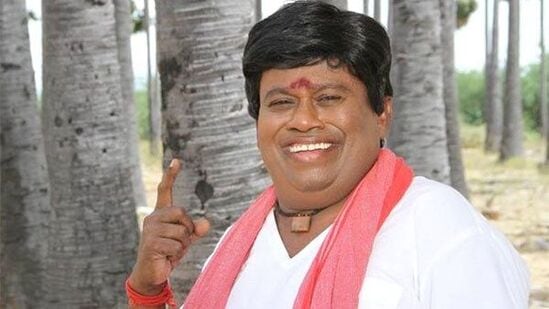 Comedy actor senthil:தமிழ் சினிமாவில், தவிர்க்க முடியாத காமெடியனாக வலம் வந்தவர் நடிகர் செந்தில். இவரும் நடிகர் கவுண்டமணியும் இணைந்து படங்களில் அடித்த லூட்டிகள் அனைத்தும், இன்றைய 2கே கிட்ஸின் மீம் மெட்டிரியலாக வலம் வந்து கொண்டிருக்கின்றன.&nbsp;இவர் கடந்த 1984ம் ஆண்டு கலைச்செல்வி என்பவரை பெற்றோர் சம்மதத்துடன் திருமணம் செய்து கொண்டர்.&nbsp;&nbsp;இவர்களுக்கு இரண்டு மகன்கள் இருக்கின்றனர். அவர்களுக்கும் குழந்தைகள் இருக்கின்றனர்.&nbsp;இந்த நிலையில் நடிகர் செந்திலும் அவரது மனைவியும் அண்மையில் கலாட்டா சேனலுக்கு பேட்டி அளித்தனர். அந்த பேட்டியில், அவர்கள் தங்களது கல்யாண வாழ்க்கை குறித்தான பல்வேறு சுவாரசியமான விஷயங்களை பகிர்ந்தனர்.&nbsp;&nbsp;