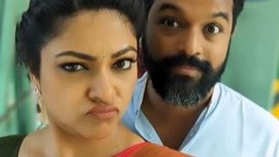 அவளுடைய உணவை அவளே சாப்பிட்டுக் கொள்வாள். அவள் இடது கை பழக்கம் உடையவள். அவள் ஒரு இடத்தில் சும்மாவே உட்காரவே மாட்டாள். அவளுக்கு இயற்கை என்றால் அவ்வளவு பிடிக்கும். அவ்வளவு ரசிப்பாள். அவள் எங்களுடைய வாழ்க்கைக்குள் வந்த பிறகு, நிறைய பொறுமை எங்களுக்கு வந்திருக்கிறது. சொல்லப்போனால் குழந்தைகளை நாம் பார்க்கும் பொழுது நமக்கு பெரிதாக கோபம் வராது. அவர்களின் அப்பாவி முகத்தால் நமக்கு அது ஏற்படுகிறதா என்பது தெரியவில்லை.&nbsp;