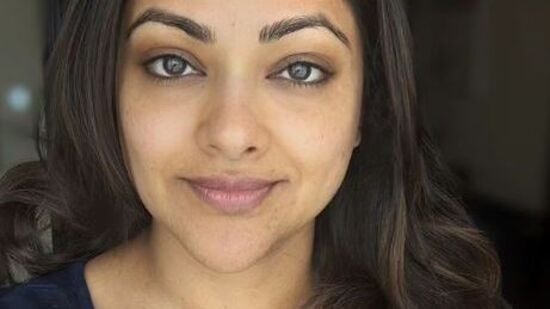 நடிகை அபிராமி தன்னுடைய மகள் கல்கி குறித்து லிட்டல் டாக்ஸ் சேனலுக்கு முன்னதாக பேசி இருந்தார். அதில் அவர் பேசும் போது, “அவள் எங்களுடைய வாழ்க்கைக்குள் வந்தது மிகவும் சந்தோஷமான ஒரு விஷயம். ஆனந்தத்தை தரக்கூடிய விஷயம். அவளுடைய பெயர் கல்கி. அவள், அவளுக்கு ஊட்டி விட கூட அனுமதிக்க மாட்டாள்.&nbsp;&nbsp;&nbsp;