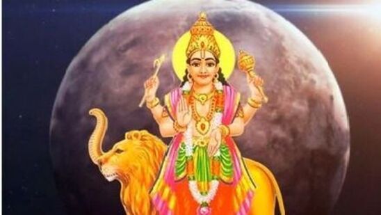 கிரகங்களின் இளவரசரும், ஞானம், பேச்சு மற்றும் வணிகத்தின் ஆட்சியாளருமான புதன், ஜூன் 14, 2024 அன்று இரவு 11:09 மணிக்கு மிதுனத்தில் நுழைவார். புதனுக்குப் பிறகு, சூரியக் கடவுள் ஜூன் 15 அன்று மிதுன ராசியில் நுழைவார். மிதுன ராசிக்கு புதன் மாறுவதால் பணம், மகிழ்ச்சி, தொழில் மற்றும் வியாபாரம் என பல ராசிக்காரர்களுக்கு நிறைய நன்மைகள் கிடைக்கும்.&nbsp;