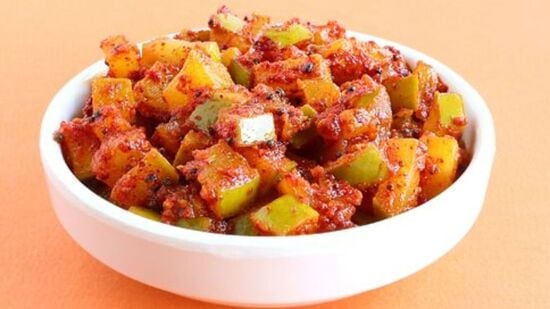 Raw Mango Pickle : மாதம்பட்டி ரங்கராஜ் ஸ்பெஷல்! திருமண விருந்து பச்சை மாங்காய் ஊறுகாய்! வாயில் எச்சில் ஊறுகிறதா?