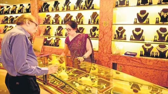 இன்றைய தங்கம் விலை நிலவரம்: சென்னையில் 22 கேரட் ஆபரணத் தங்கத்தின் விலை இன்று (ஜூன் 11) சவரனுக்கு ரூ.120 உயர்ந்து ஒரு சவரன் ரூ.53,160-க்கு விற்கப்படுகிறது. ஒரு கிராம் ஆபரணத் தங்கத்தின் விலை ரூ.15 உயர்ந்து ரூ.6645-க்கு விற்பனை செய்யப்படுகிறது.