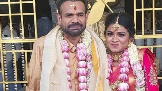 Premji Marriage: கங்கை அமரனின் மகனும், இயக்குநர் வெங்கட் பிரபு தம்பியுமான பிரேம்ஜிக்கு திருத்தணி முருகன் கோயிலில் வைத்து கடந்த ஜூன் 9ம் தேதி திருமணம் நடந்து முடிந்தது. இந்த திருமணத்தில் கங்கை அமரன் குடும்பத்தினர் மற்றும் நண்பர்கள் பங்கேற்ற நிலையில், அவர்களின் நெருங்கிய உறவினரான இளையராஜா கலந்து கொள்ளவில்லை. இந்த நிலையில், அவர் ஏன் திருமணத்திற்கு வரவில்லை என்பது குறித்து பிரபல பத்திரிக்கையாளர் சபிதா ஜோசப் ஆகாயம் சினிமா சேனலுக்கு பேசியிருக்கிறார்.&nbsp;