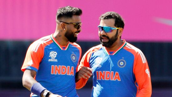 நியூயார்க்கில் நடந்த இப்போட்டியில் டாஸ் வென்ற இந்திய கேப்டன் ரோகித் சர்மா முதலில் பந்துவீச்சை தேர்வு செய்தார்