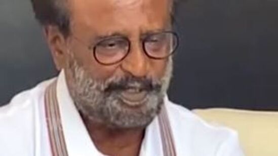 அடுத்த 10, 15 வருடங்களில் இந்தியாவின் பொருளாதாரம் நிச்சயமாக வெகு உயரம் செல்ல போகிறது. நீங்கள் இப்போது அங்கு &nbsp;இருக்கிறீர்கள். &nbsp;உங்களுக்கு தற்போது 50, 55 வயது இருக்கும். உங்களுடைய மகன்களுக்கு 15, 20 வயது இருக்கும். இன்னும் 10 வருடங்களில் அவர்களுக்கு கல்யாணம் ஆகி விடும். அதன் பின்னர் நீங்கள் அவர்களுடன் இருக்க வேண்டாம். நீங்கள் பிறந்த இடத்தில் இப்போதே நல்ல வீட்டை வாங்கி வைத்துக்கொள்ளுங்கள். உங்களின் கடமைகளை முடித்த பின்னர் நீங்கள் இங்கே வந்து விடுங்கள்.&nbsp;செத்தாலும் வெளியூரில் சாககூடாது&nbsp;பழமொழி ஒன்று இருக்கிறது. பிச்சை எடுத்தாலும் உள்ளூரில் பிச்சை எடுக்கக் கூடாது. வெளியூரில்தான் பிச்சை எடுக்க வேண்டும். செத்தாலும் உள்ளூரில்தான் சாக வேண்டும். வெளியூரில் சாகக்கூடாது. ஆகையால் கடைசி காலத்தில், இங்கு வந்து உங்களது பழைய நினைவுகளை அசை போடுங்கள்.” என்று பேசினார். &nbsp;