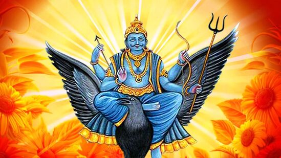 நவகிரகங்களில் நீதிமானாக விளங்க கூடியவர் சனிபகவான். இவர் செய்யும் செயலுக்கு ஏற்ப பிரதிபலன்களை இரட்டிப்பாக திருப்பிக் கொடுக்கக்கூடியவர். நவக்கிரகங்களில் மிகவும் மெதுவாக நகரக்கூடிய கிரகமாக சனி பகவான் விளங்கி வருகின்றார். அதனால் சனி பகவானை கண்டால் அனைவரும் அச்சப்படுவார்கள். ஒரு ராசியிலிருந்து மற்றொரு ராசிக்கு செல்ல சனி பகவான் இரண்டரை ஆண்டு காலம் எடுத்துக் கொள்கிறார். 30 ஆண்டுகளுக்கு பிறகு தனது சொந்தமான ராசிக்கான கும்ப ராசியில் பயணம் செய்து வருகிறார்.&nbsp;