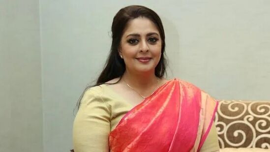 தொல்லையில் இருந்து தப்பிக்க சரத்குமாருடன் காதலில் விழுந்த நக்மா.. ஆனால் நடந்தது என்ன? தொல்லையில் இருந்து தப்பிக்க சரத்குமாருடன் காதலில் விழுந்த நக்மா.. ஆனால் நடந்தது என்ன?