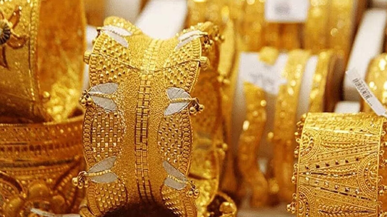 Today Gold Rate : நகைப்பிரியர்களுக்கு ஹேப்பி நியூஸ்.. இன்று தங்கம் விலை குறைந்தது.. வெள்ளி விலையும் சரிவு.. இதோ பாருங்க!