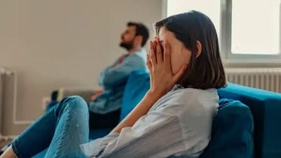 உறவில் எங்களுக்கு குறைந்தபட்சம் வழங்கப்படுகிறது, அதில் மகிழ்ச்சியாக இருப்போம் என்று எதிர்பார்க்கப்படுகிறது. அவர்கள் தொடர்ந்து நமக்கு பதிலாக மற்றவர்களுக்கு முன்னுரிமை அளிக்கிறார்கள்.&nbsp;