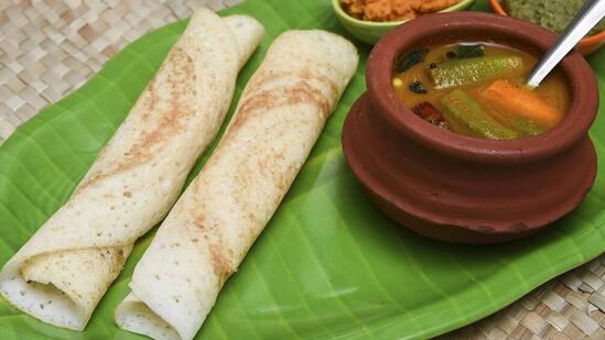 தோசை பிரபலமான தென் இந்திய உணவாக இருக்கிறது. தோசையானது அரிசு, தானியங்கள், கோதுமை ஆகியவற்றில் தயார் செய்து பரிமாறப்படுகின்றன. இது உலகின் டாப் 100 பான்கேக் லிஸ்டில் 10வது இடத்தில் உள்ளது. தோசை குறித்து 1 ஆம் நூற்றாண்டில் தமிழ் இலக்கியத்தில் முதன்முறையாக குறிப்பிடப்பட்டுள்ளது. அதேபோல் கர்நாடகாவின் உடுப்பி தோசையும் இந்த லிஸ்டில் உள்ளது