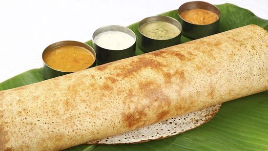மசாலா தோசை இந்த லிஸ்டில் 13வது இடத்தில் உள்ளது. நாடு முழுவதும் பிரபலமான தோசையாக இது உள்ளது. மைசூர் மசாலா தோசை, ரவா மசாலா தோசை, ஆனியன் மசாலா தோசை, பேப்பர் மசாலா தோசை போன்றவை மசாலா தோசை வகைகளில் பிரபலமானவையாக உள்ளன. இதற்கு தொடுகறியாக சாம்பார், சட்னி ஆகியவை இருக்கின்றன