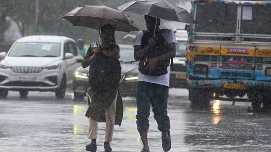 அதிகபட்ச வெப்பநிலை தமிழகம், புதுவை &nbsp;மற்றும் காரைக்கால் &nbsp; பகுதிகளில் பொதுவாக இயல்பை ஒட்டியும் / ஓரிரு இடங்களில் &nbsp; இயல்பை விட &nbsp;அதிகமாகவும் &nbsp;இருந்தது. அதிகபட்ச வெப்பநிலை மதுரை விமானநிலையத்தில் &nbsp;38.5° செல்சியஸ் பதிவாகியுள்ளது.