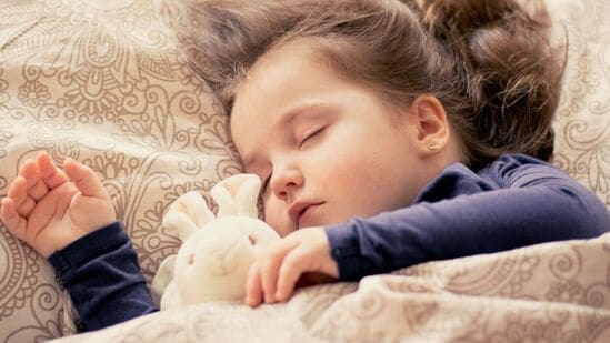 Sleep Deficiency : இரவில் சரியாக உறங்க முடியவில்லையா? இந்த ஒரு பொருளில் பால் தயாரித்து பருகுங்கள் போதும்!