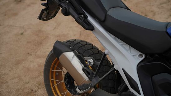 பெட்ரோல் டேங்க் கொள்ளளவு 20 லிட்டரில் இருந்து 19 லிட்டராக குறைந்துள்ளது. இருப்பினும், புதிய எஞ்சின் அதிக திறன் கொண்டதாக இருப்பதால், மோட்டார் சைக்கிளின் டேங்க் வரம்பு ஒரே மாதிரியாக இருக்கும் என கூறப்பட்டுள்ளது
