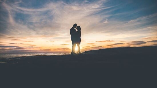 Relationship: &nbsp;கணவன் - மனைவி இருவரும் ஒருவர் பெற்றோரை மற்றவர்கள் மதித்து நடக்க வேண்டும். கணவன் தனது குடும்பத்தினருடன் தனியாகப் போய் பேசும்போதும், மனைவி தனது குடும்பத்தினருடன் தனியாகப் போய் பேசும்போதும் தலையிடக் கூடாது.&nbsp;