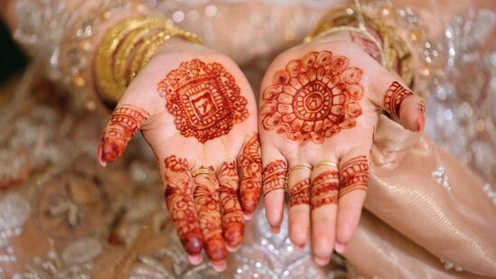 மருதாணி இலையில் உள்ள குச்சிகள் மற்றும் பழுத்த இலைகளை நீக்கிவிட்டு அம்மியில் அரைத்த பெண்கள் இன்று மிக்ஸியில் அரைத்து போட ஆரம்பித்து விட்டனர். உடலுக்கு குளிர்ச்சி, நகங்களுக்கு ஆரோக்கியம் தருகிறது.