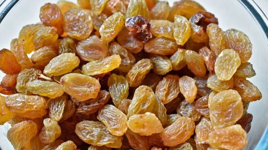 சுவாச ஆரோக்கியத்துக்கு அதிகரிக்கிறது - ஊறவைத்த திராட்சையை பயன்படுத்துவது, பாரம்பரியமாக சுவாச பிரச்னைகளை குறைக்க உதவுகிறது. சளி மற்றும் இருமல் தொல்லைகளை போக்குகிறது. இதன் வீக்கத்துக்கு எதிரான குணங்கள், பாக்டீரியாக்கள் எதிர்க்கும் குணங்கள், தொண்டை கரகரப்பை குறைக்கிறது. எரிச்சலை குறைக்க உதவுகிறது. இது உங்கள் சுவாச பிரச்னைகளை போக்குவதற்கு இயற்கை நிவாரணம் அளிக்கிறது.