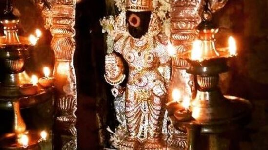 சனிக்கிழமை பூஜையின் போது கடுகு எண்ணெய் சனிக்கு சமர்பிக்கப்படுகிறது, எனவே சனிக்கிழமை கடுகு எண்ணெய் வாங்க வேண்டாம்.&nbsp;