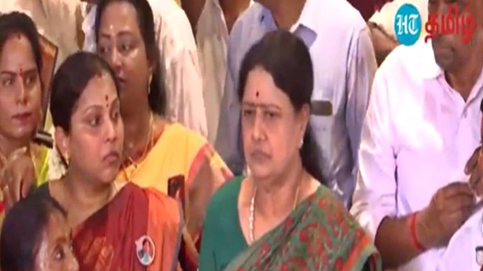 VK Sasikala: "நானும் எதிர்க்கட்சி தான்யா..அவர் கேக்கல-னா நான் கேக்குறேன்-யா" - ஆவேசமாக பேசிய சசிகலா!