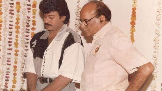 தந்தையர் தினம் 2024: மெகாஸ்டார் சிரஞ்சீவி தனது தந்தை வெங்கட்ராவுடன் ஒரு பழைய புகைப்படத்தைப் பகிர்ந்துள்ளார் “ஒவ்வொரு குழந்தைக்கும் அப்பாதான் முதல் ஹீரோ. அனைவருக்கும் தந்தையர் தின வாழ்த்துக்கள்” என அவர் குறிப்பிட்டுள்ளார்.