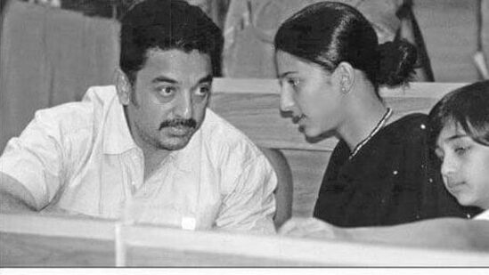 தந்தையர் தினம் 2024: ஸ்ருதிஹாசன் தனது தந்தை கமல்ஹாசனுடன் தானும் சகோதரி அக்ஷராவும் இருக்கும் புகைப்படத்தைப் பகிர்ந்துகொண்டு தந்தையர் தினத்தை வாழ்த்துகிறார்