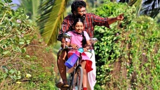தந்தைக்கு ஒரு மகளின் சிறப்பு என்ன என்பதை தங்க மீன்கள் படத்தில் வரும் ஆனந்த யாழை பாடல் சிறப்பாக சித்தரிக்கிறது. ஸ்ரீராம் பார்த்தசாரதியின் குரலிலும், நா. முத்துக்குமாரின் வரிகளிலும் இந்தப் பாடல் ஒவ்வொரு பெற்றோரின் கண்களிலும் கண்ணீரை வர வைக்கும்.