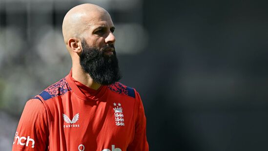 HBD Moeen Ali: 50 ஓவர், 20 ஓவர் கிரிக்கெட் உலகக் கோப்பை வென்ற இங்கிலாந்து அணியில் அங்கம் வகித்த மொயீன் அலி பிறந்த நாள். (Photo by Paul ELLIS / AFP)